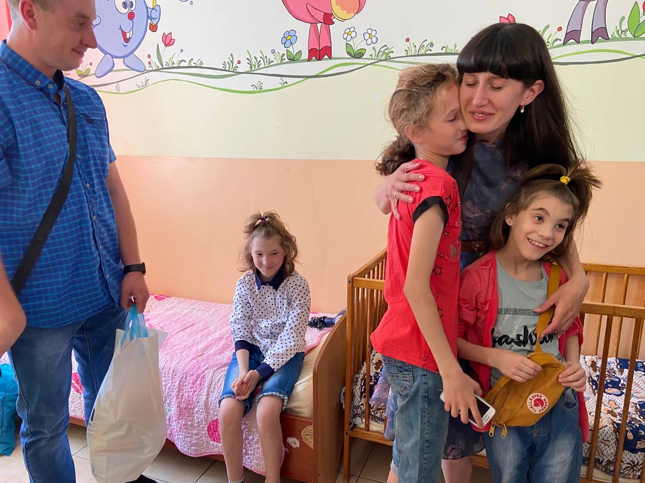 Чужих дітей не буває: двоє дівчаток з Вінниці знайшли нову сім'ю