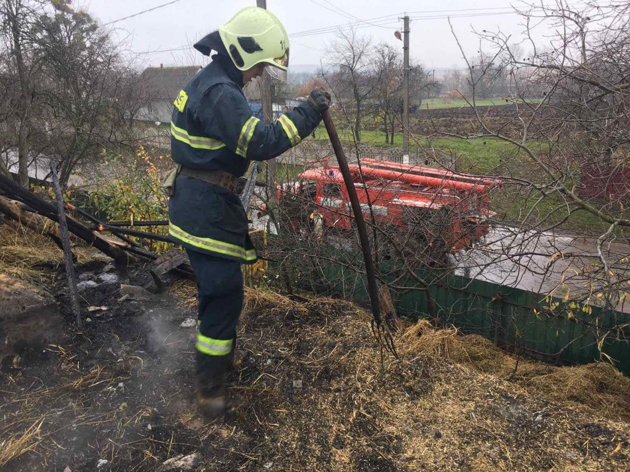 Пожежа у Самгородоцькій громаді залишила 93-річну бабцю без трьох тонн сіна