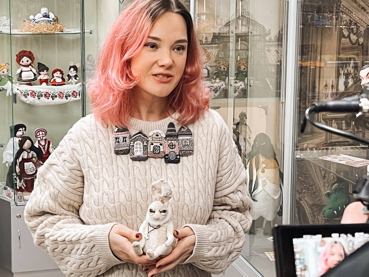 Різдвяні ляльки-мотанки і новорічні зайці: у Вінниці відкрили виставку сувенірів