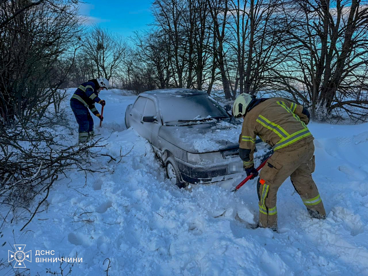 Рятувальники допомогли відбуксирувати авто зі снігових заметів у двох громадах Вінниччини
