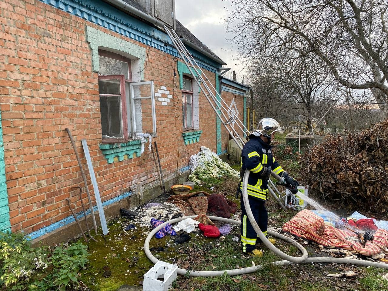 У Хижинцях врятували пенсіонерку з будинку, де сталася пожежа