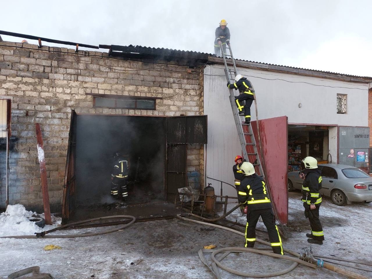 У Вінниці двоє чоловіків отримали опіки під час пожежі у гаражі