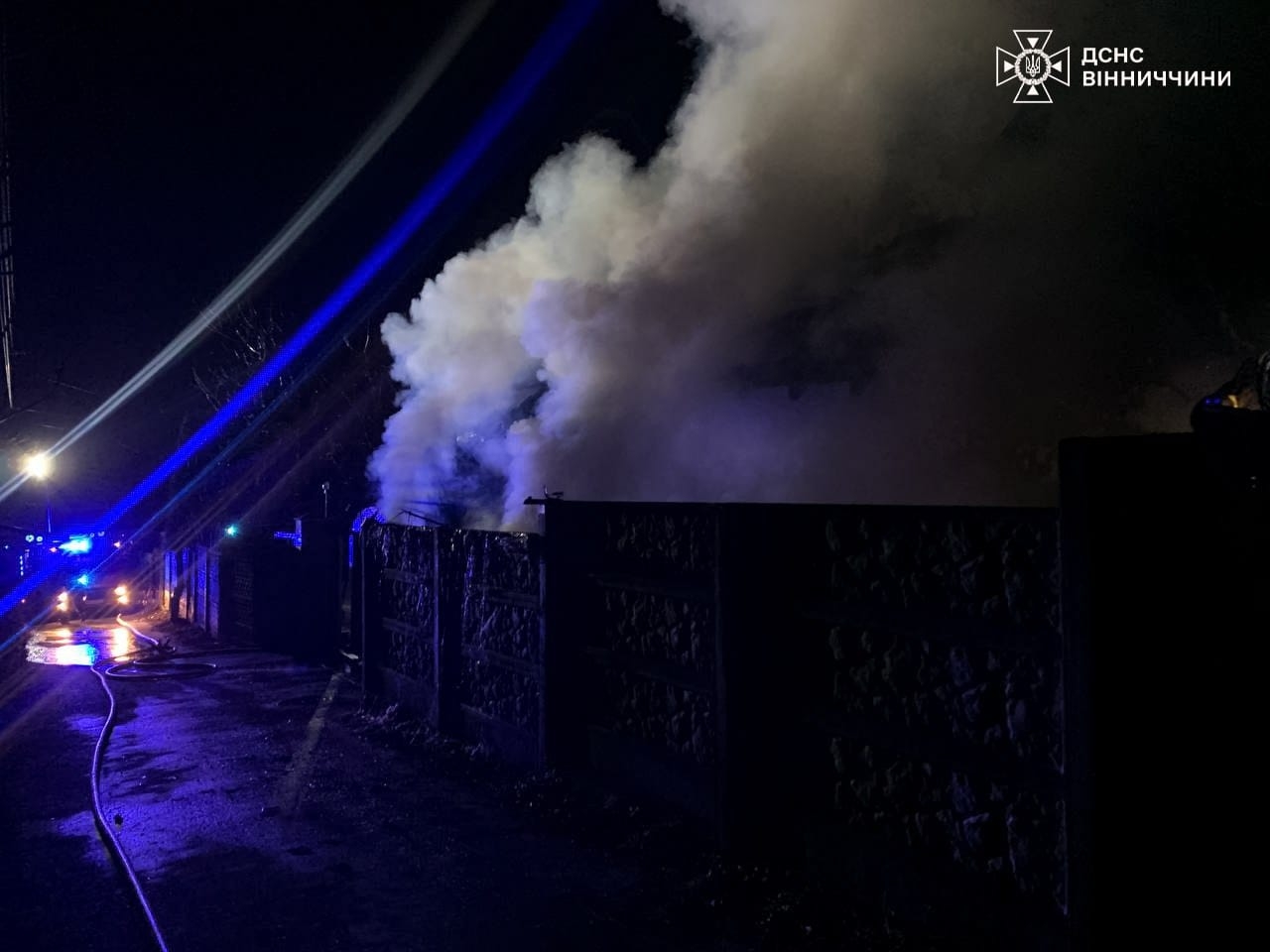 У Вінниці загорілась двоповерхова будівля на вулиці Медовій