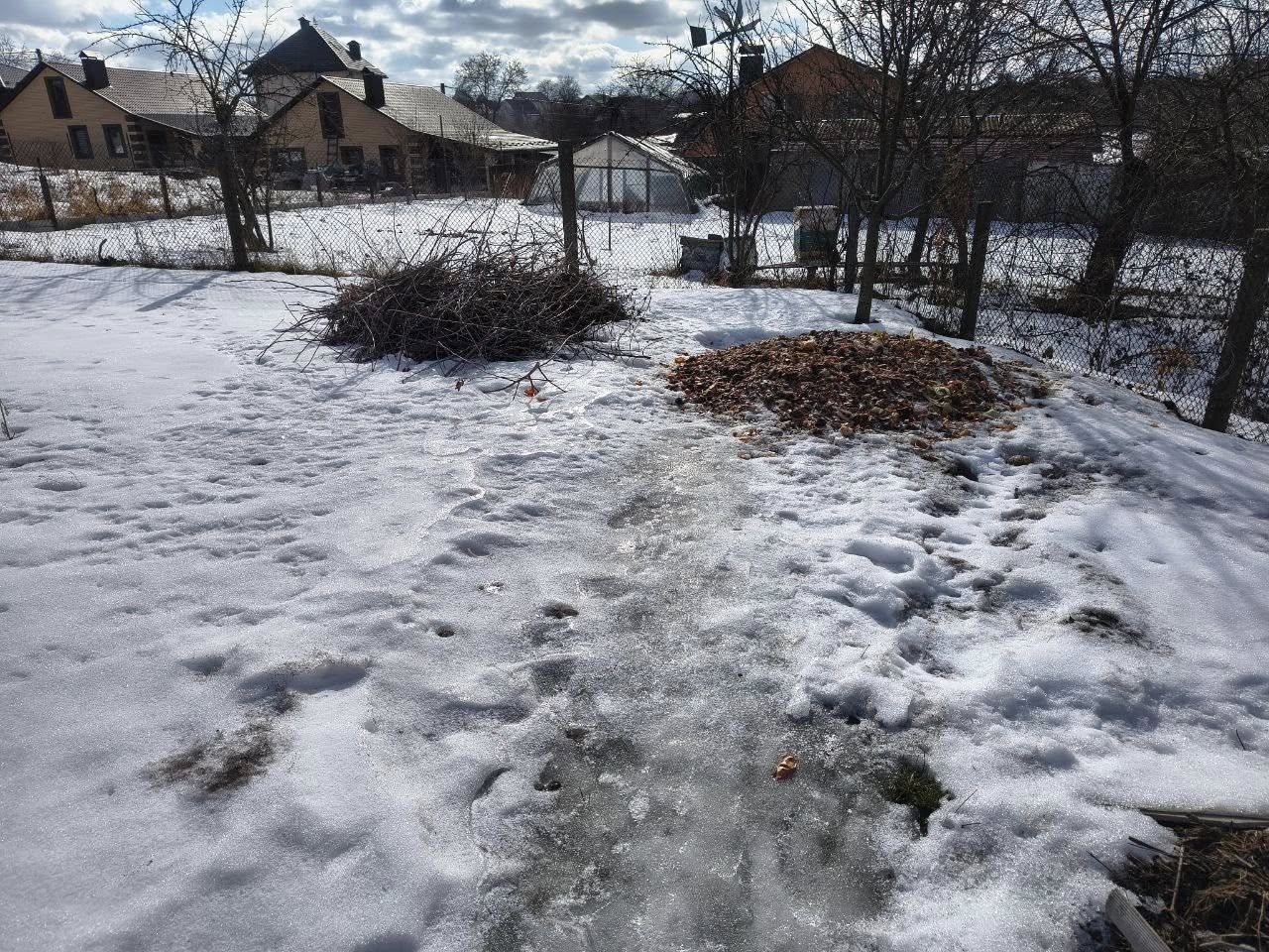 У Вінницьких Хуторах жінка зливава рідкі відходи на власне подвір’я