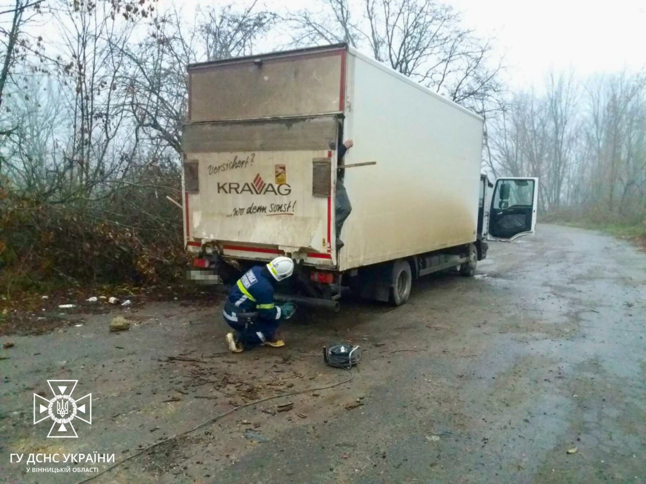 У Ямпільській громаді допомогли чоловікові, якого затисло у кузові вантажівки