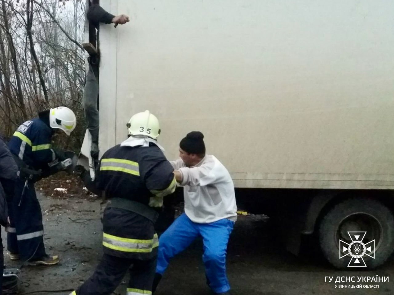 У Ямпільській громаді допомогли чоловікові, якого затисло у кузові вантажівки