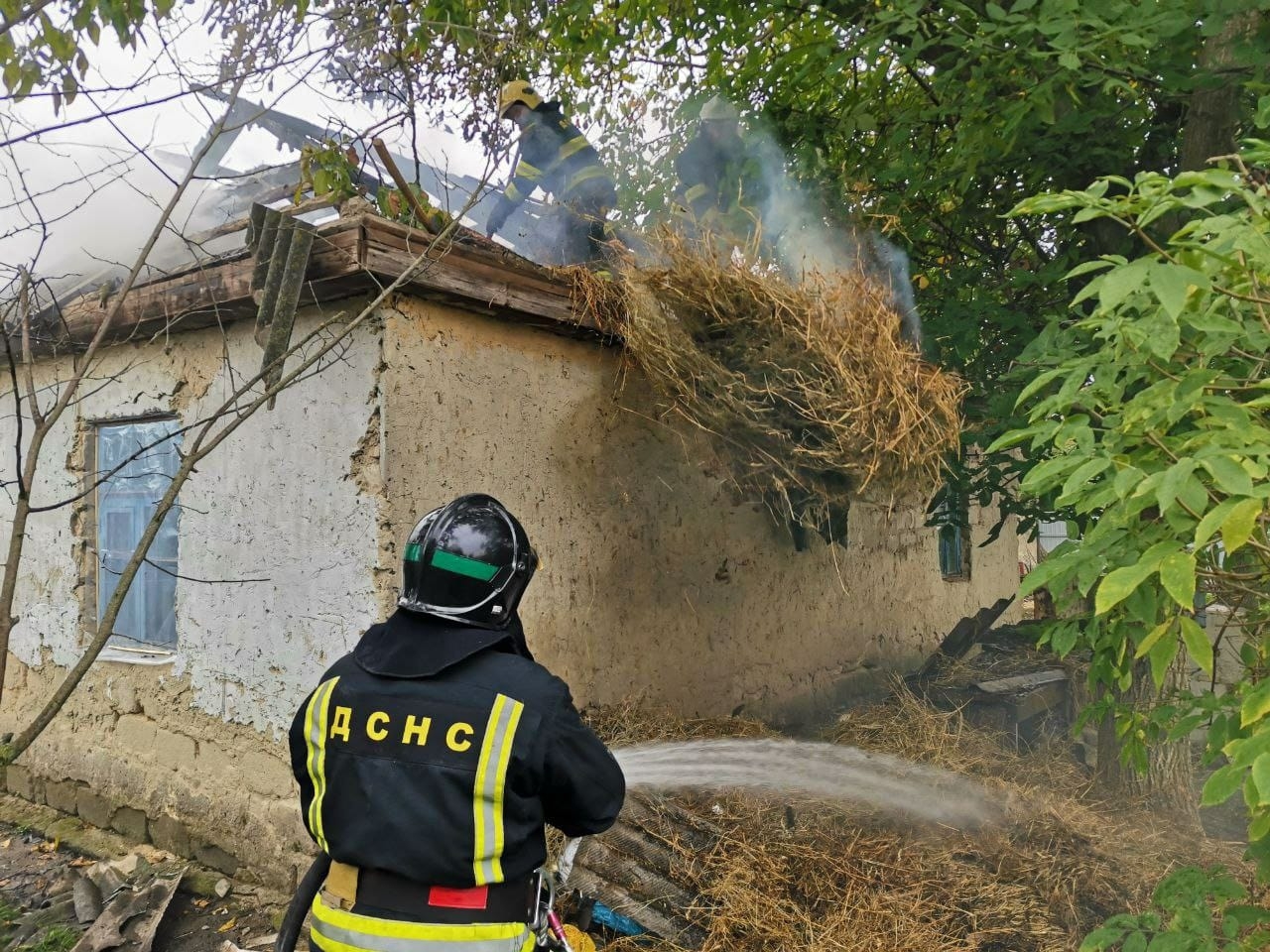 У Жмеринському районі через замикання загорівся приватний будинок 