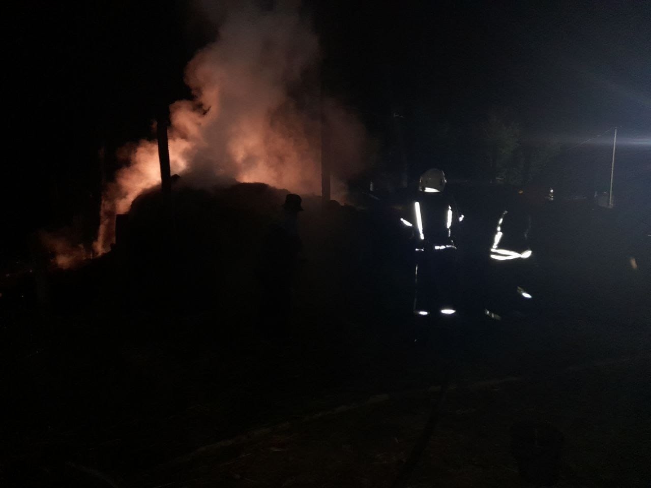 У Жмеринському районі згорів піднавіс із сіном, постраждав власник