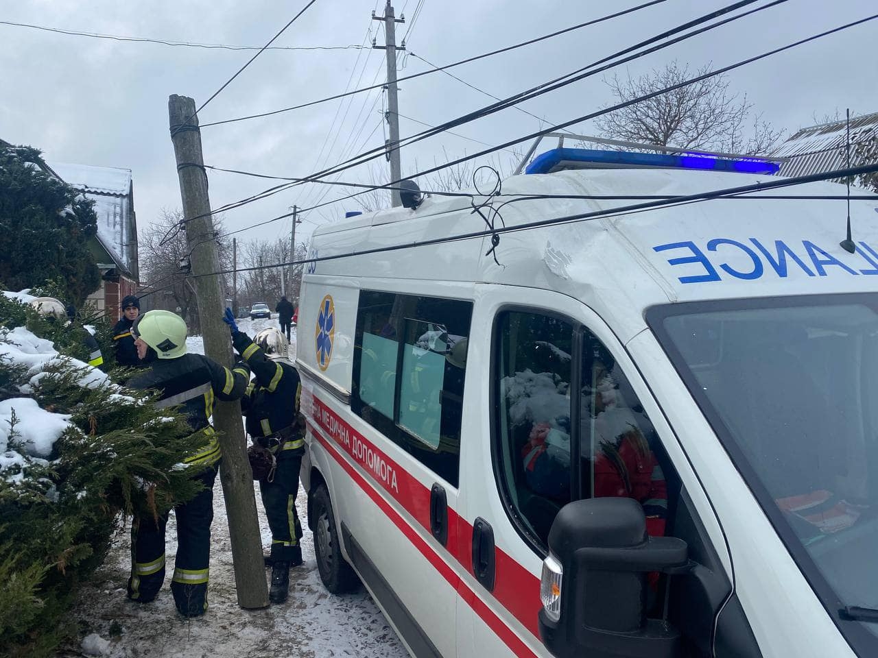 В Луці-Мелешківській на автомобіль "швидкої" впав дерев'яний стовп