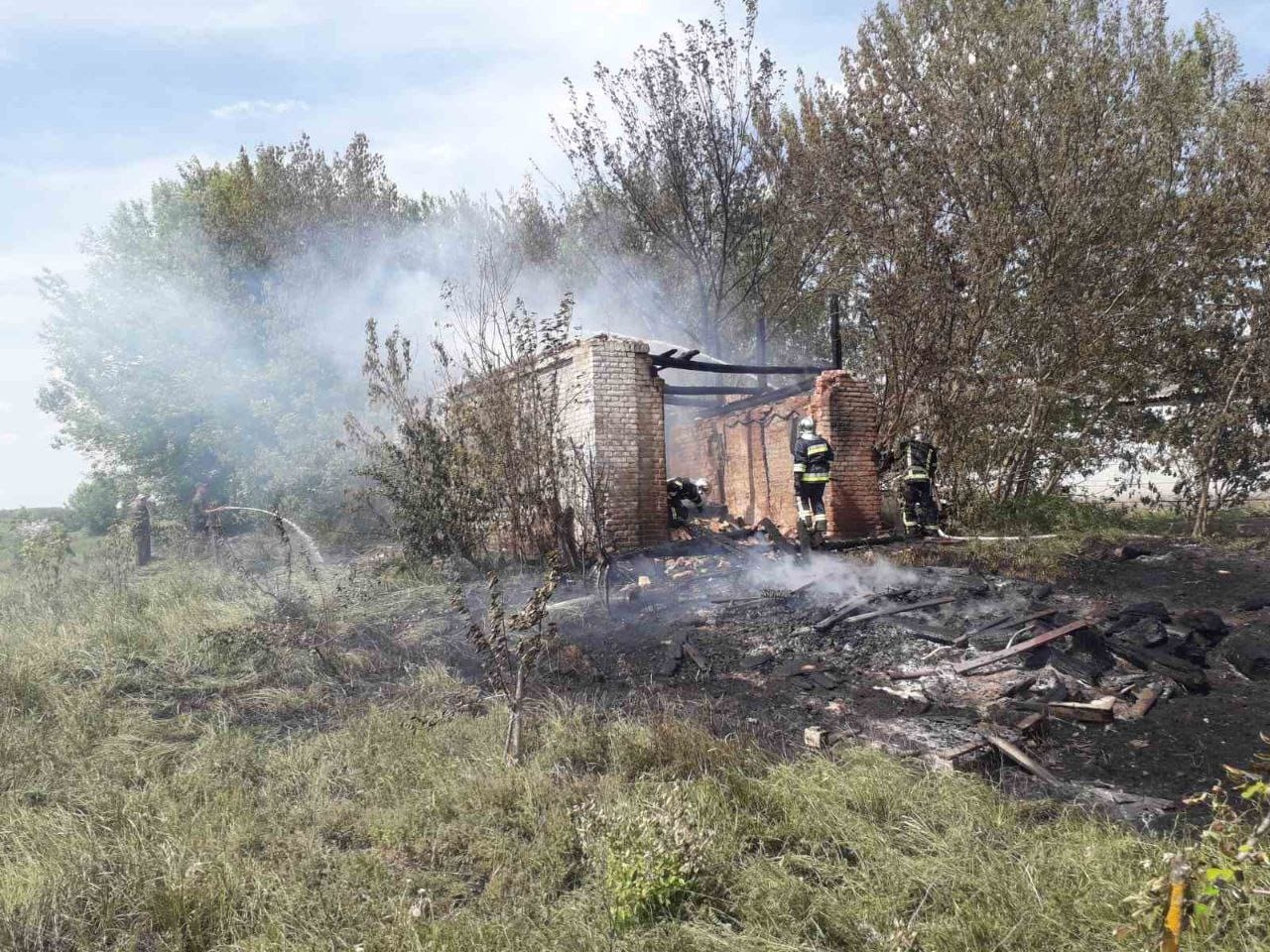 В Лука-Мелешківській громаді люди палили листя, а загорілась ферма