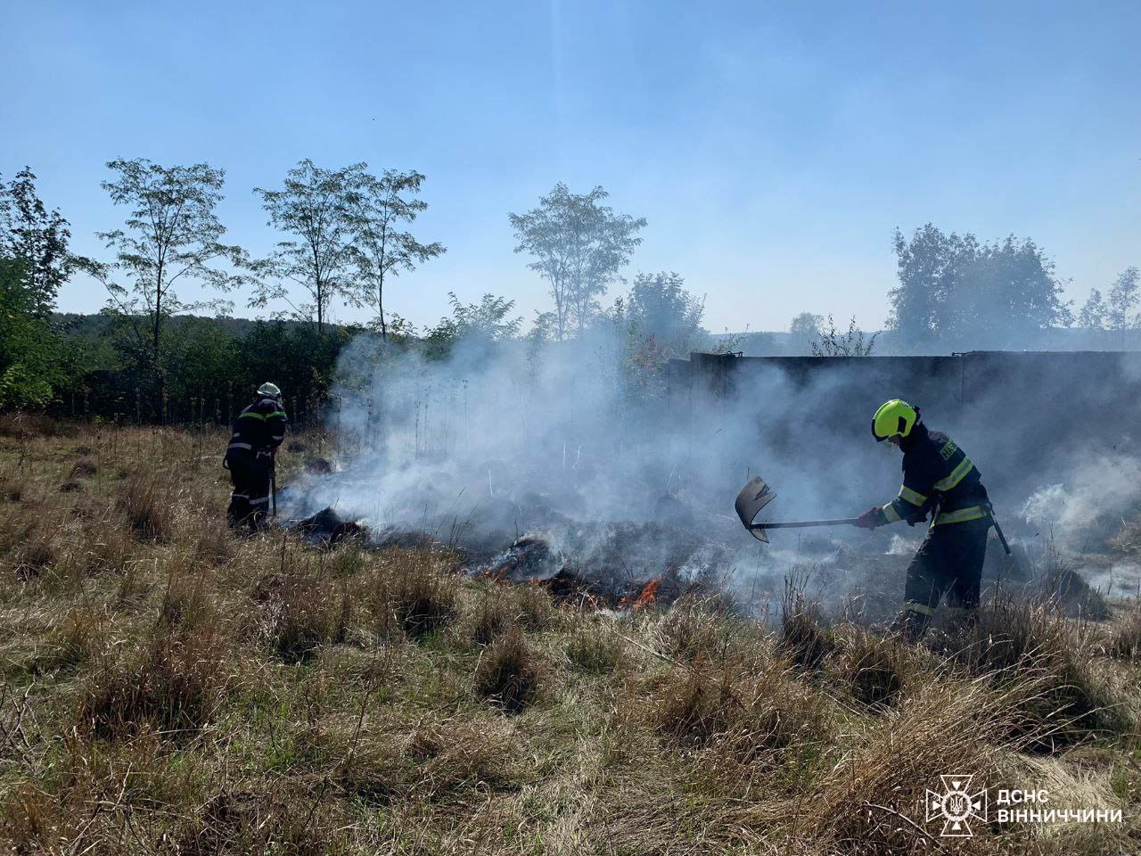 Вінницькі рятувальники за добу 17 разів виїжджали на ліквідацію пожеж