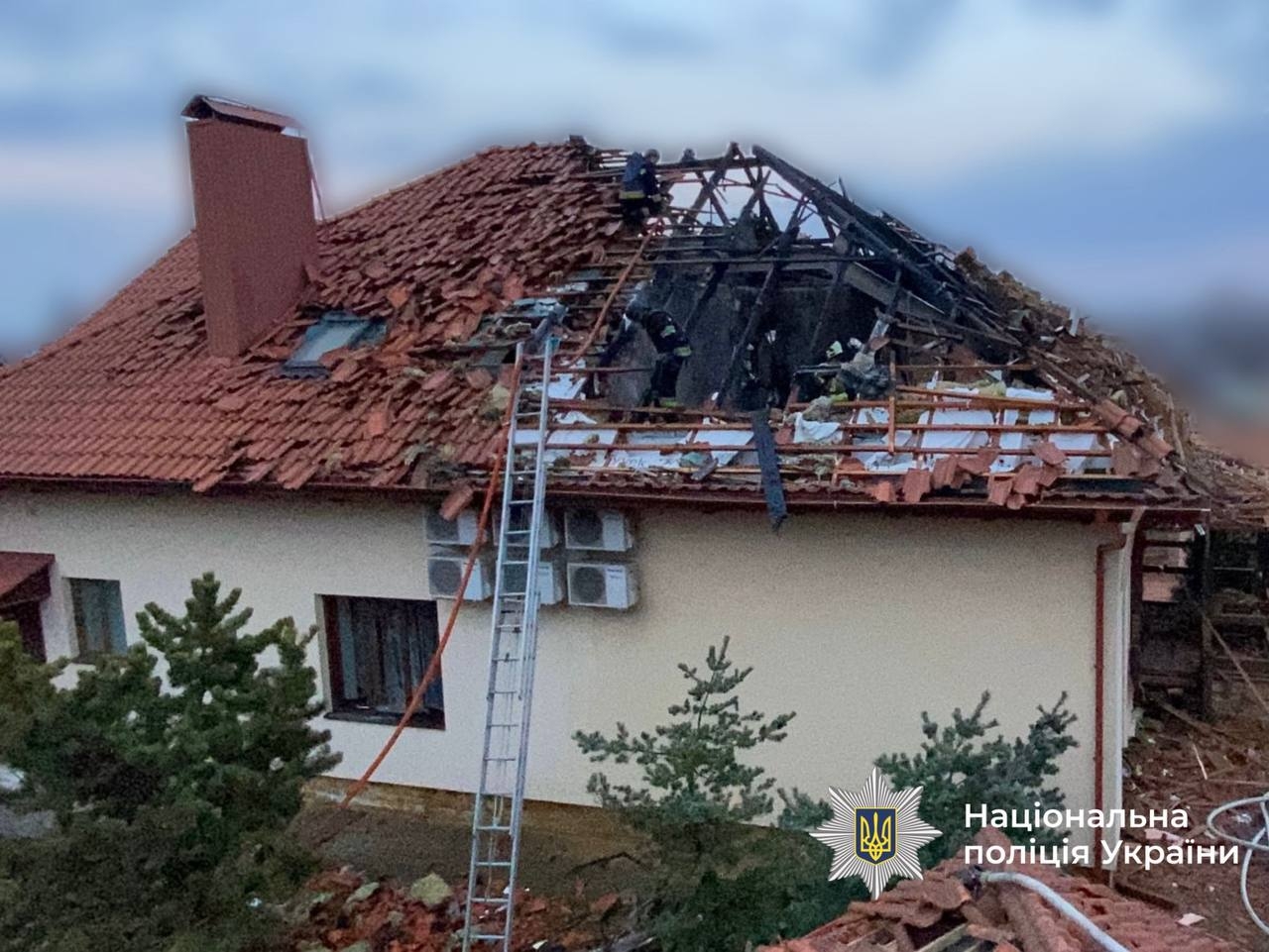 Наслідки вибухів поліцейські працюють на місцях ворожих ударів по Вінниці