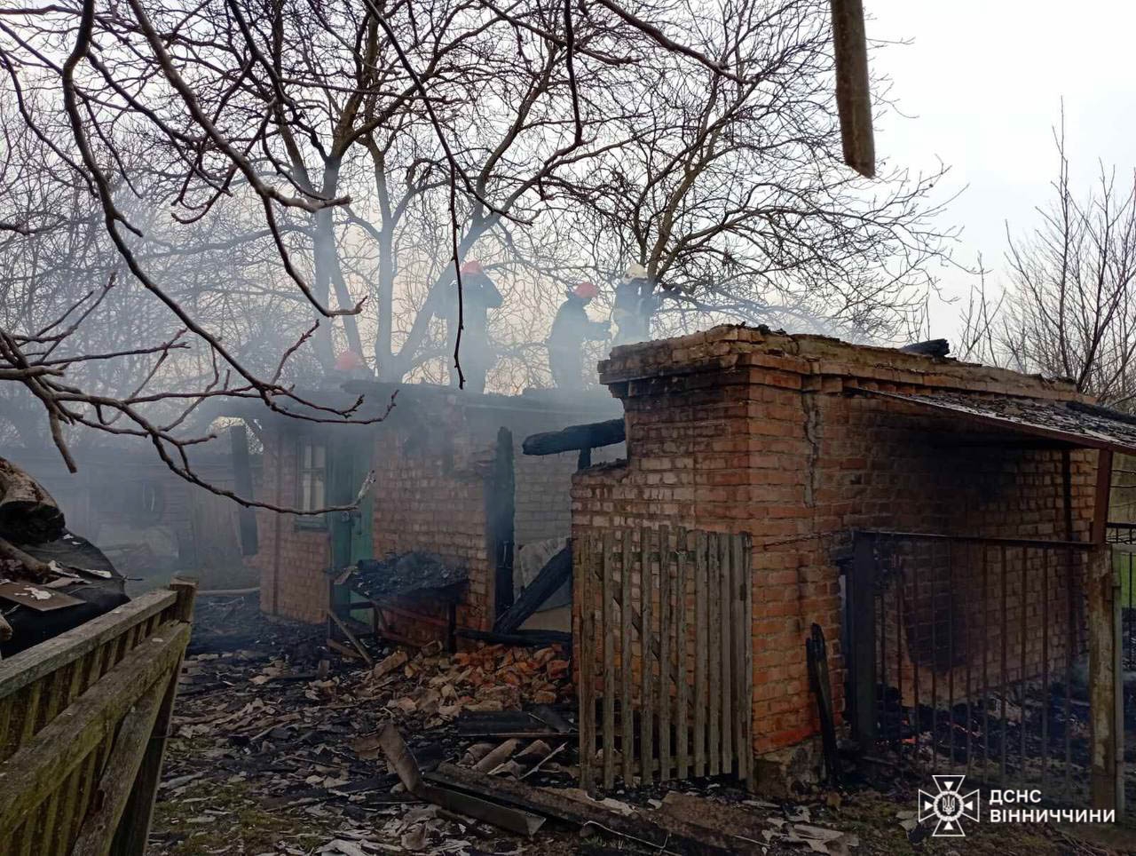 Загасили п'ять пожеж за добу: у Вінниці горів гараж, а в Ладижині - мінімаркет