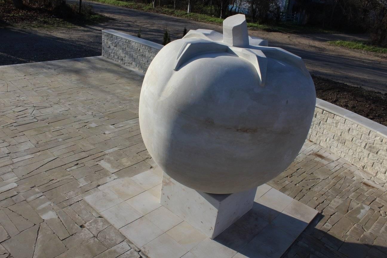 На Вінниччині встановили пам’ятник томату-велетню