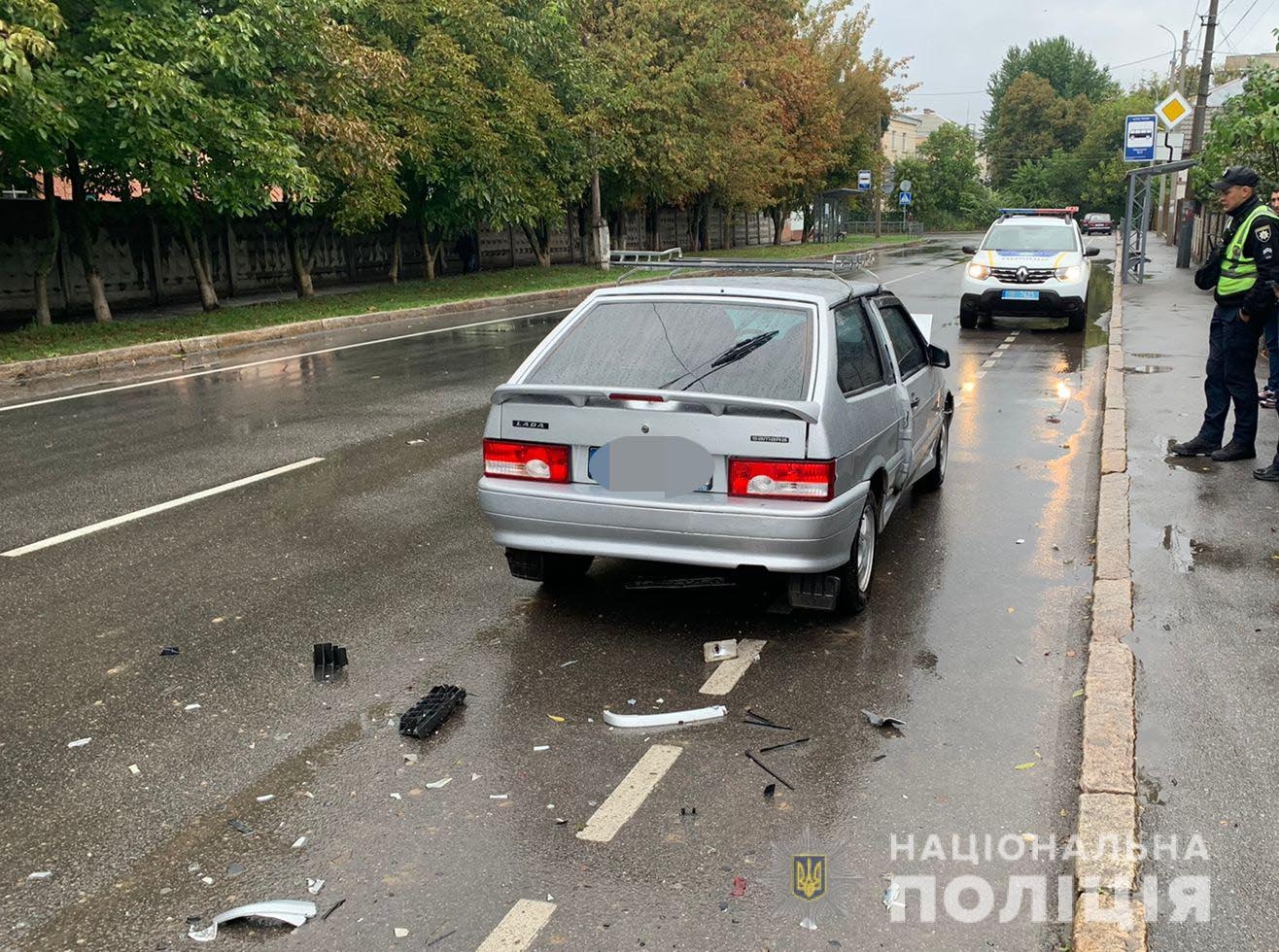 У Вінниці в припарковане на узбіччі авто в’їхав "ВАЗ". Водій загинув