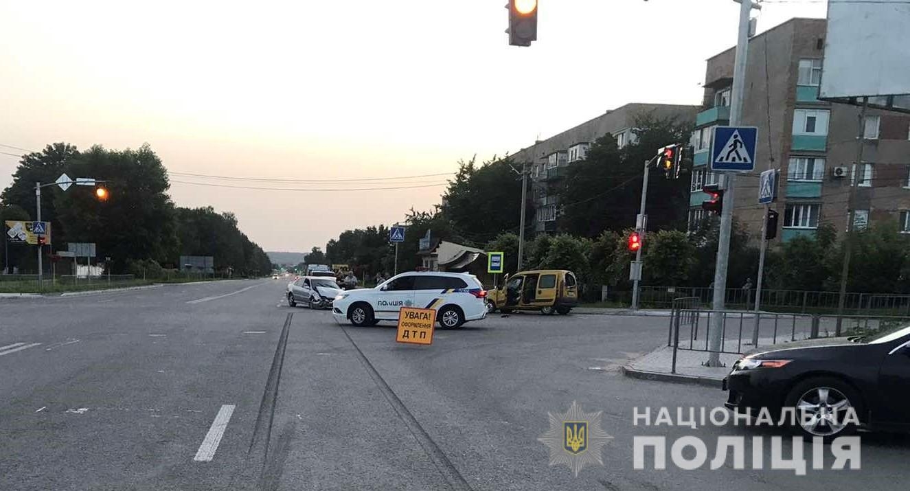 В Гайсині зіштовхнулись Renault Kangoо та Honda Accord:  двоє діток потрапили в лікарню