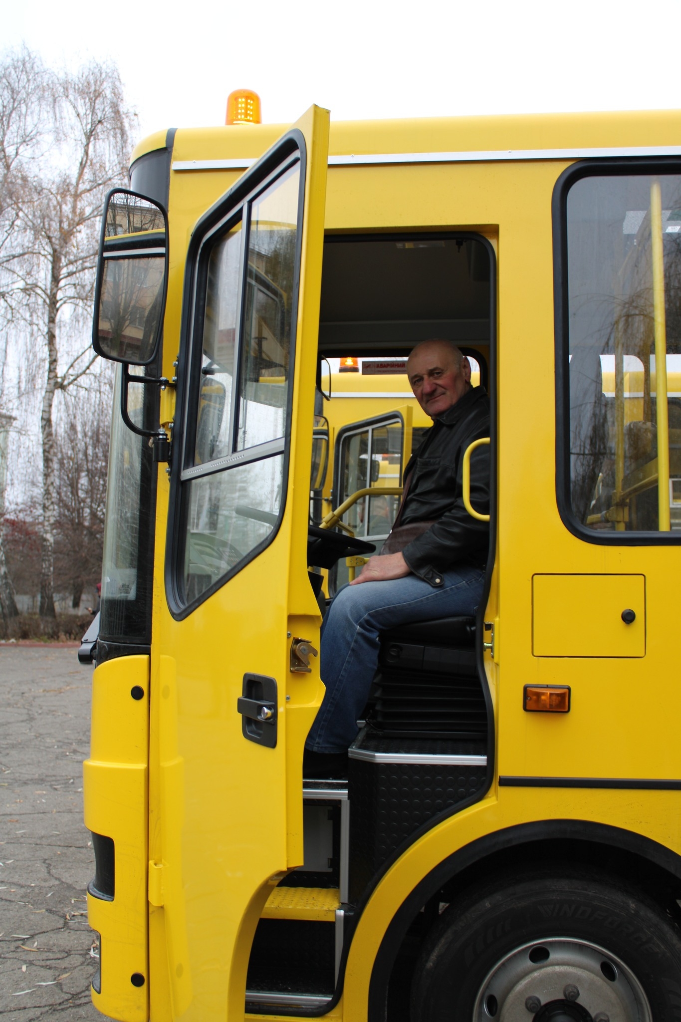 Громадам Вінниччини передали шість шкільних автобусів