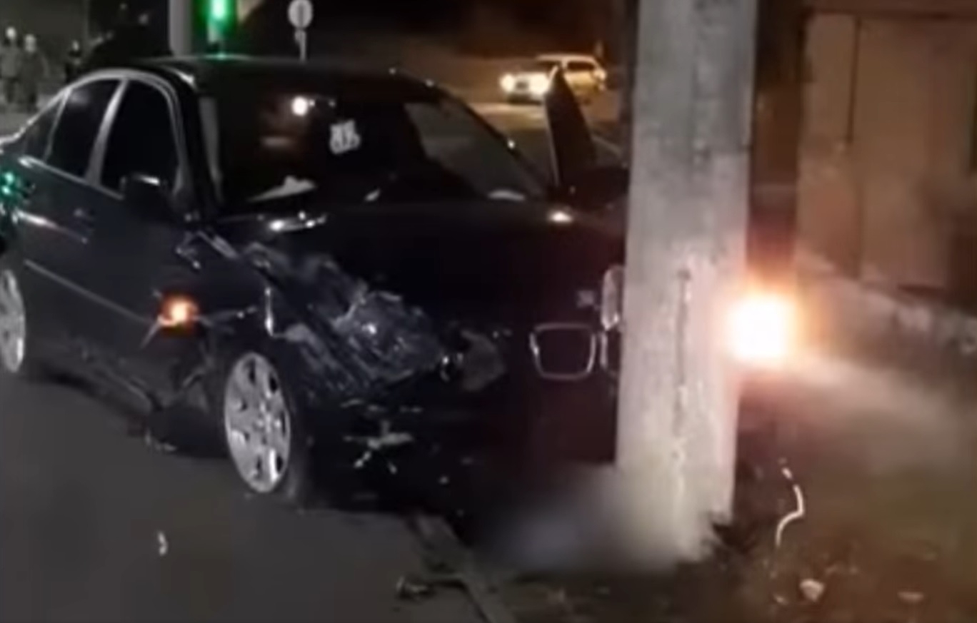Аварія у Вінниці: водій BMW, обганяючи авто по зустрічці, влетів у Nissan