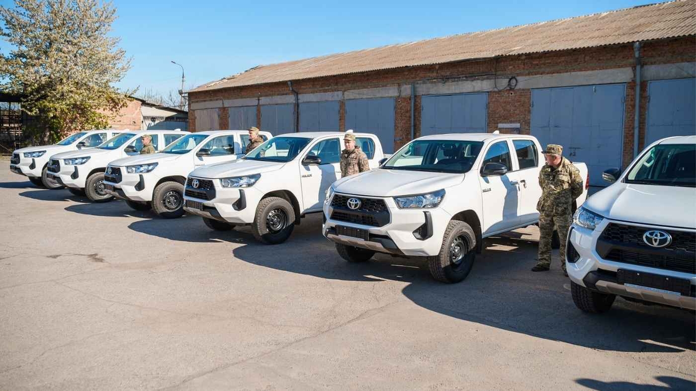 «Мисливці за дронами» отримали підкріплення: 6 нових Toyota Hilux боронитимуть небо Вінниччини