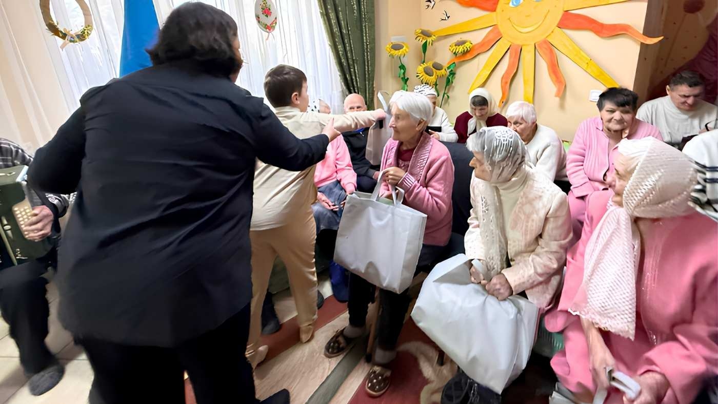 «У нас на день стало світліше»: юні вінничани розчулили до сліз дідусів та бабусь у Браїлові