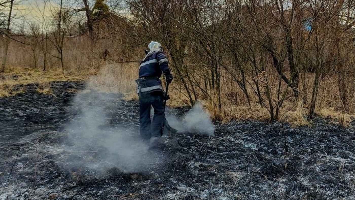 82-річна мешканка Вінницького району отримала опіки на пожежі, яка сама й спровокувала