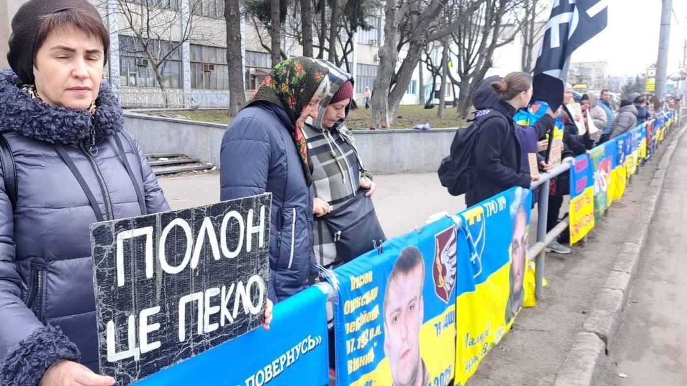 Акцію на підтримку зниклих безвісти та полонених захисників влаштували у Вінниці