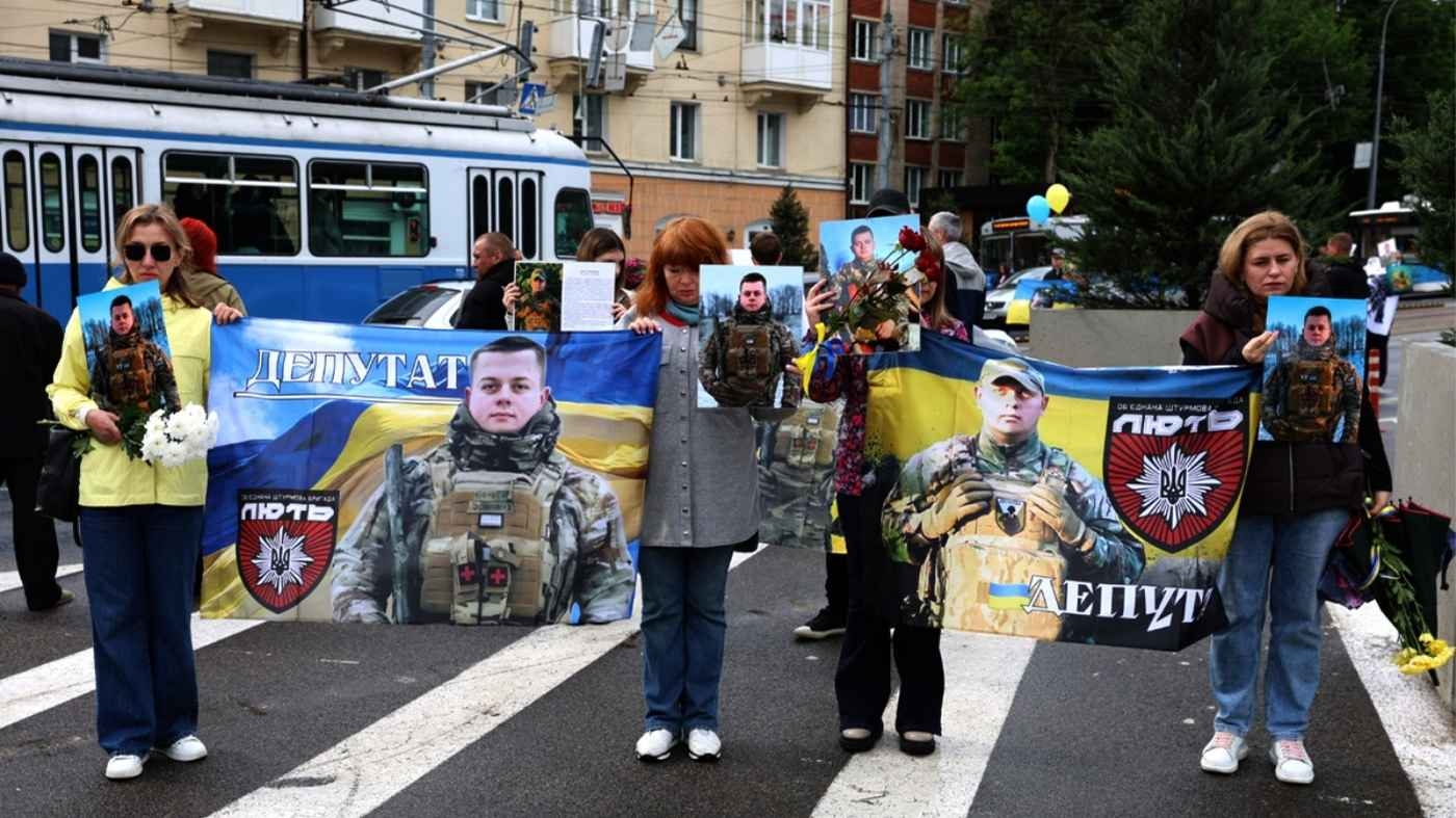 Автопробіг та море квітів: зворушливе вшанування пам’яті молодого бійця «Люті» у Вінниці
