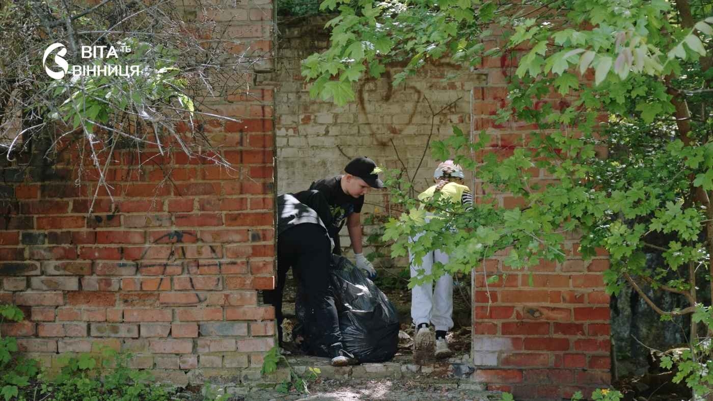 Більше не смітник: на набережній Старого міста висадили дерево після грандіозного прибирання