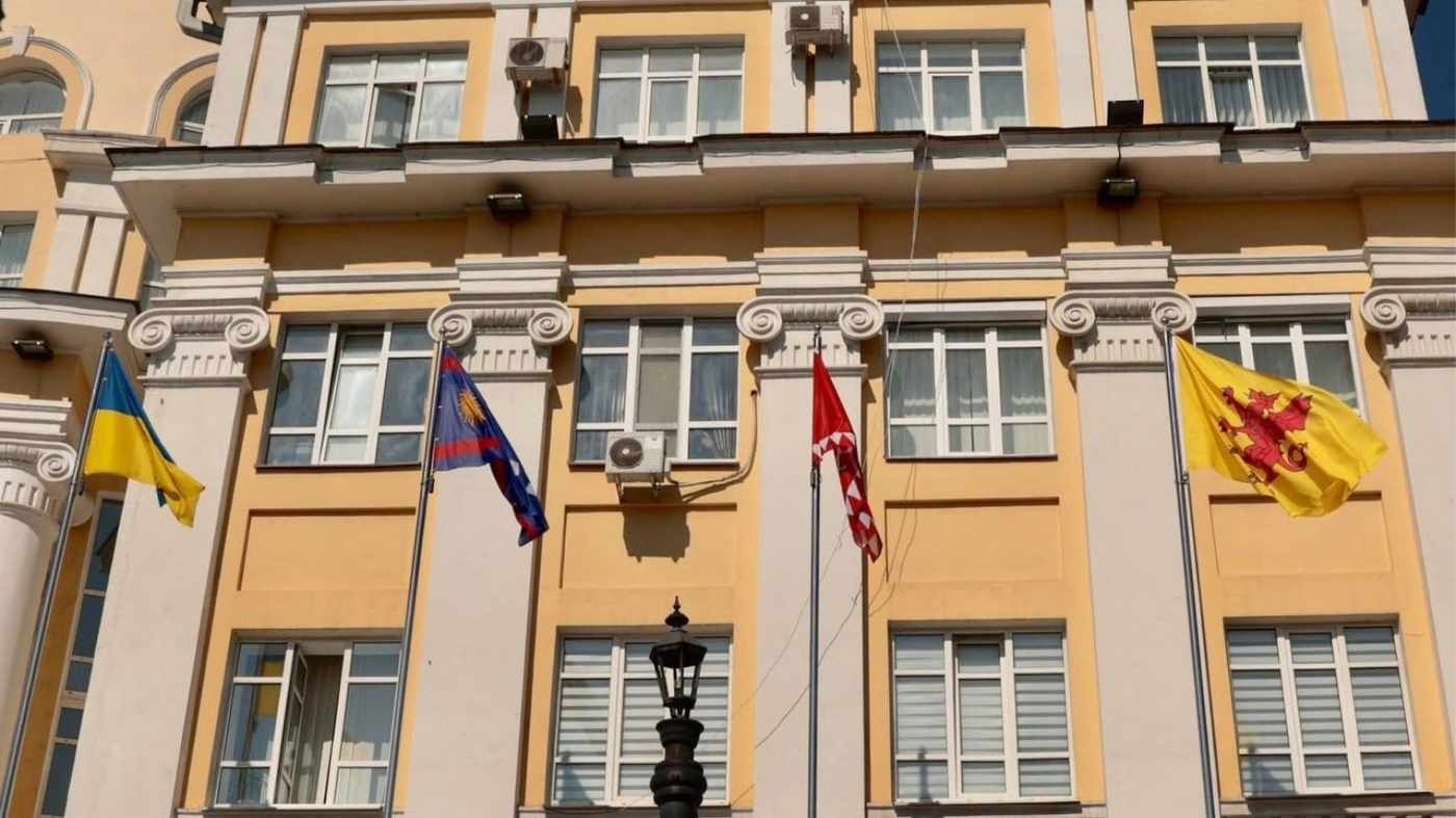 Більше ніж просто прапор: чому на Вінниччині замайорів стяг британського графства