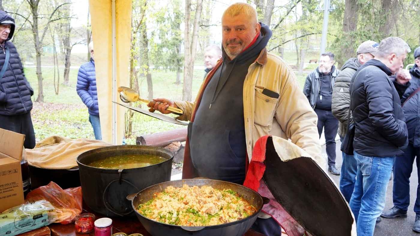 Борщ, рок-н-рол та обійми: у Центральному парку Вінниці влаштували душевне свято для волонтерів