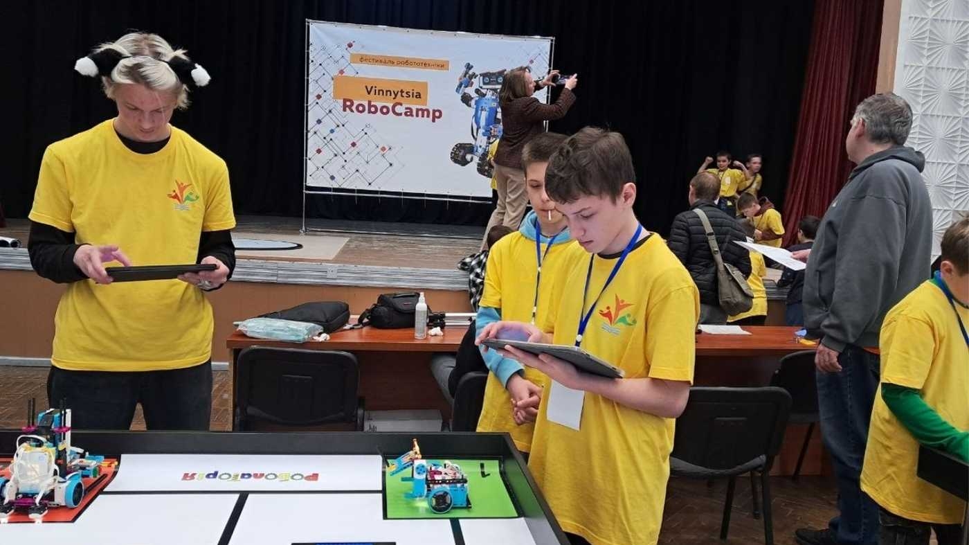 Битви роботів та місто 2050 року: що конструювали юні вінничани на Vinnytsia RoboCamp