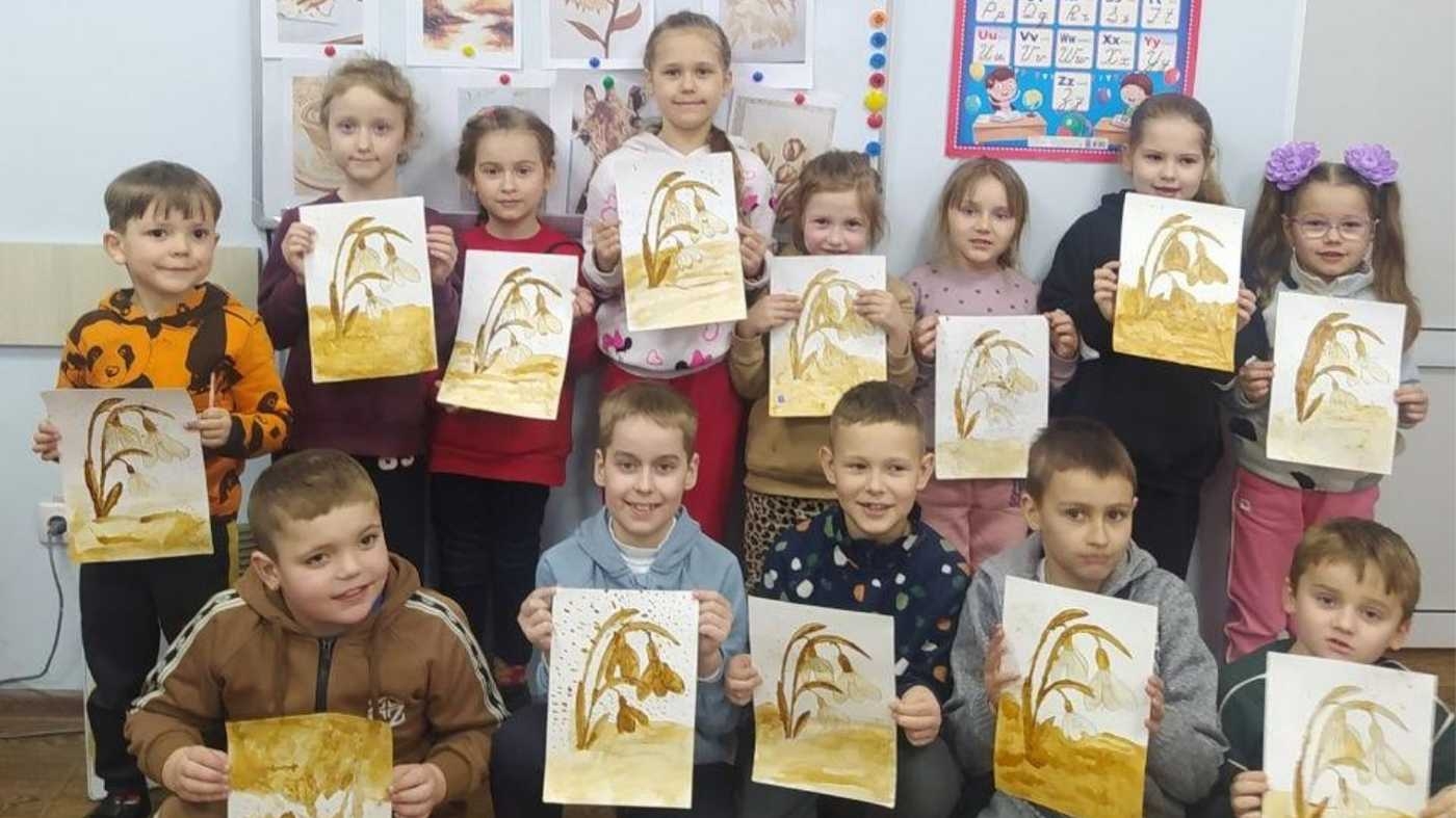 Для юних вінничан організували творчий майстер-клас із малювання кавою