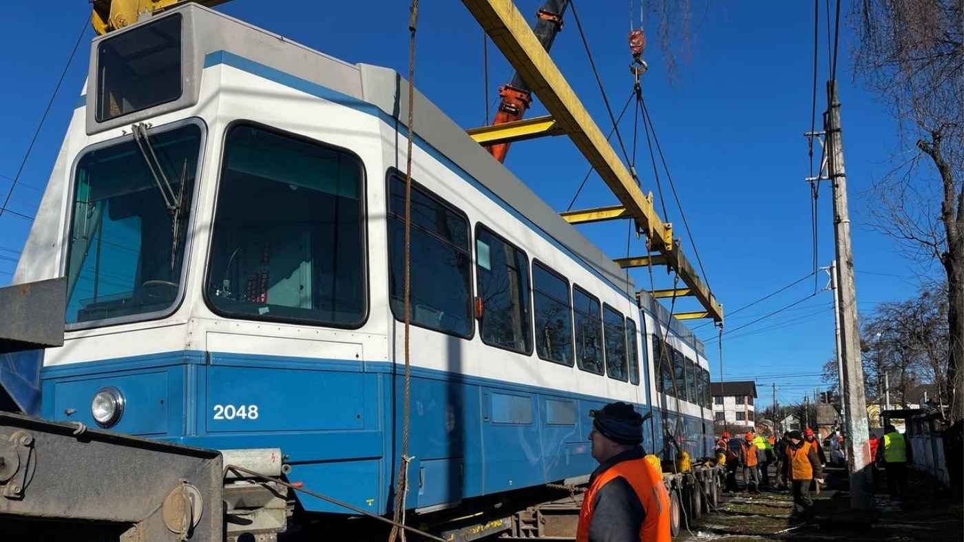 До трамвайного депо Вінниці доставили ще один швейцарський вагон Tram 2000