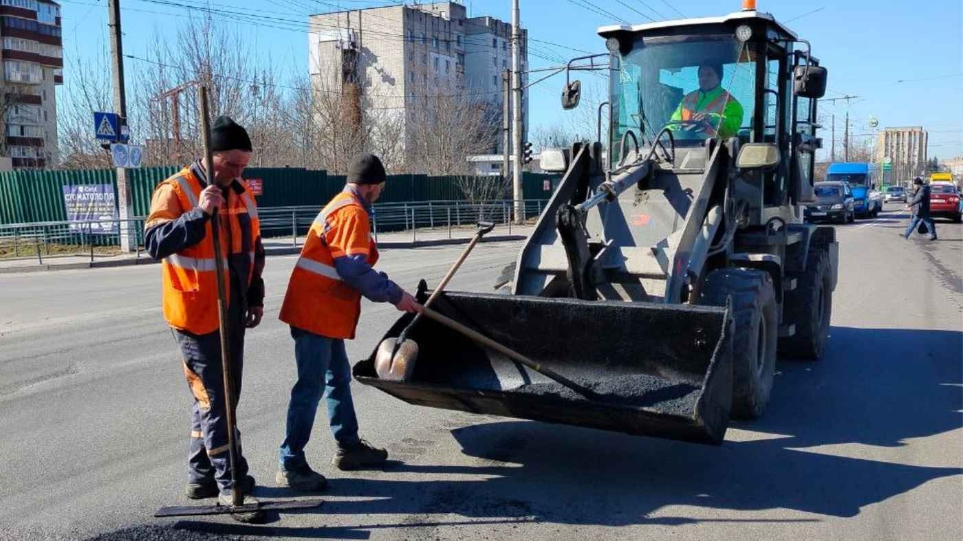 Дорожні бригади охоплюють аварійним ремонтом дедалі більше вулиць Вінниці