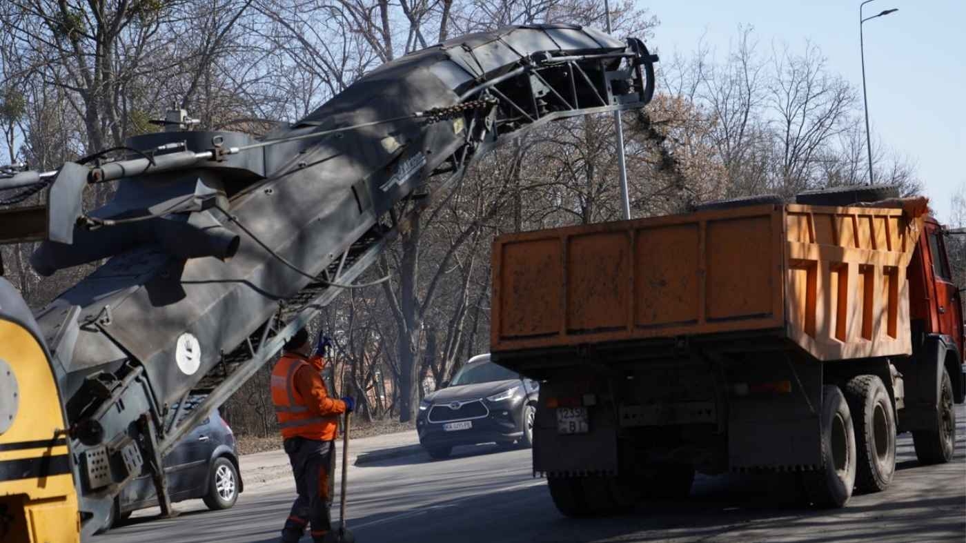 Дорожні служби Вінниці вже переходять від аварійного до сезонного ремонту доріг