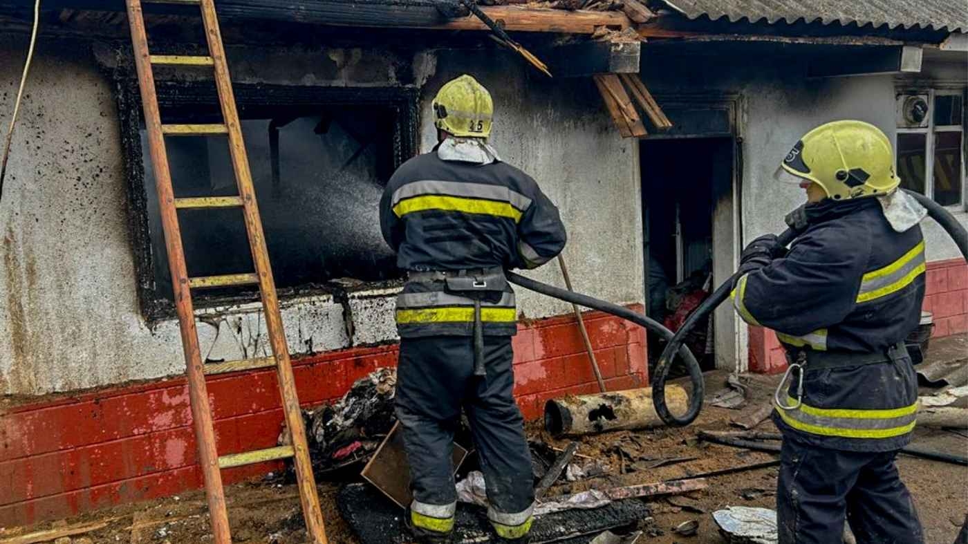 Два легкових автомобілі та комбайн згоріли на Вінниччині за добу