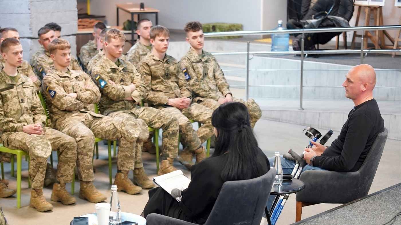 Дві грані війни: відверта розмова вінницьких курсантів із тими, хто бачив пекло на власні очі