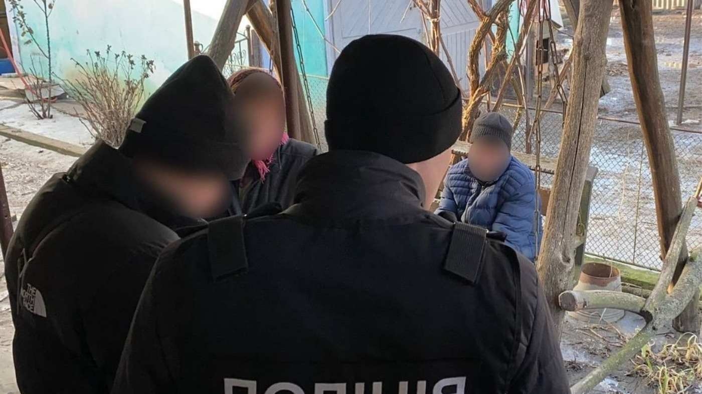 На Могилів-Подільщині міграційна поліція викрила директора будинку-інтернату на трудовій експлуатації підопічних — змушував працювати на приватних земельних ділянках.