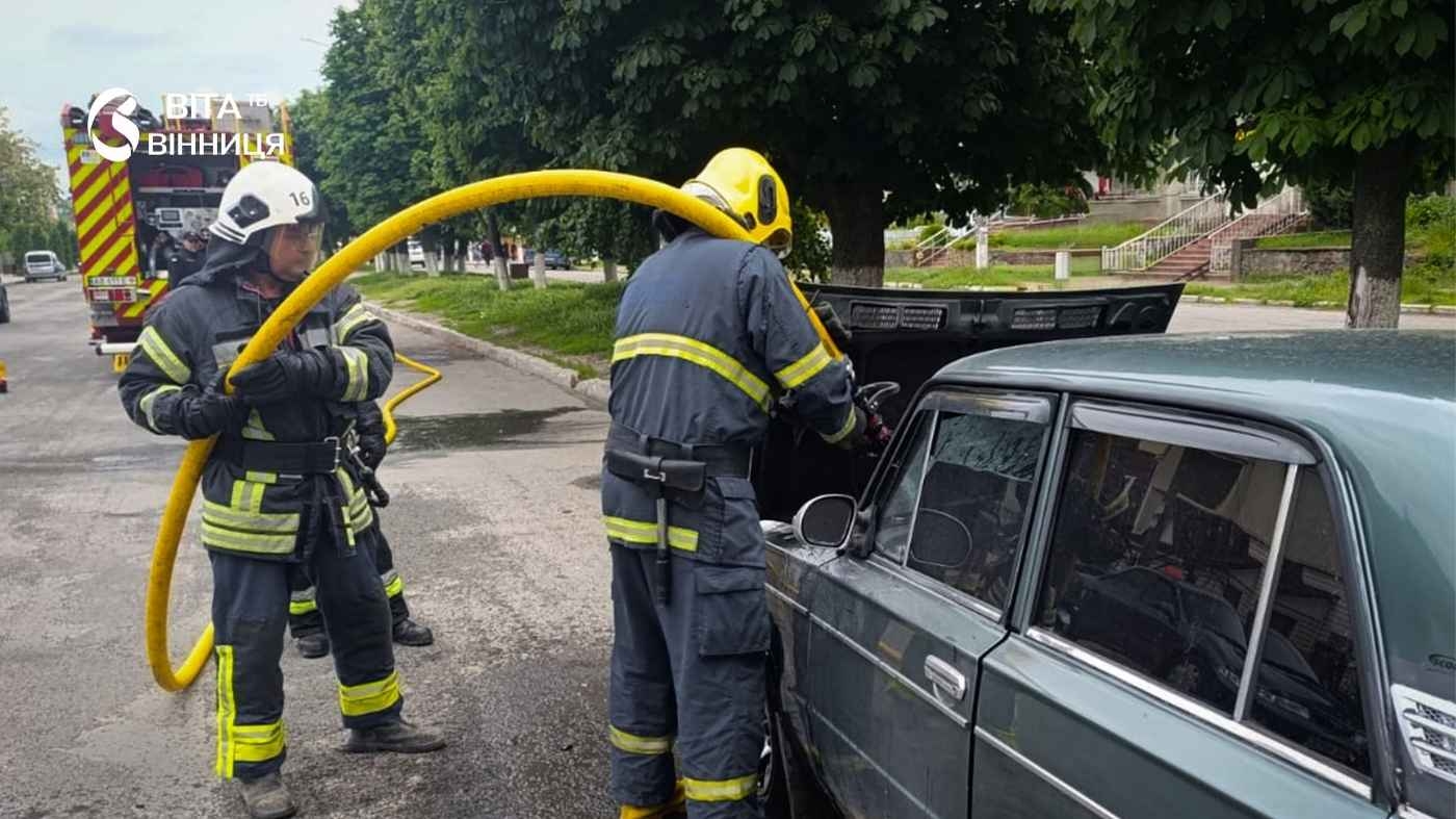 Дивом без жертв: на Вінниччині легковик спалахнув прямо під час поїздки