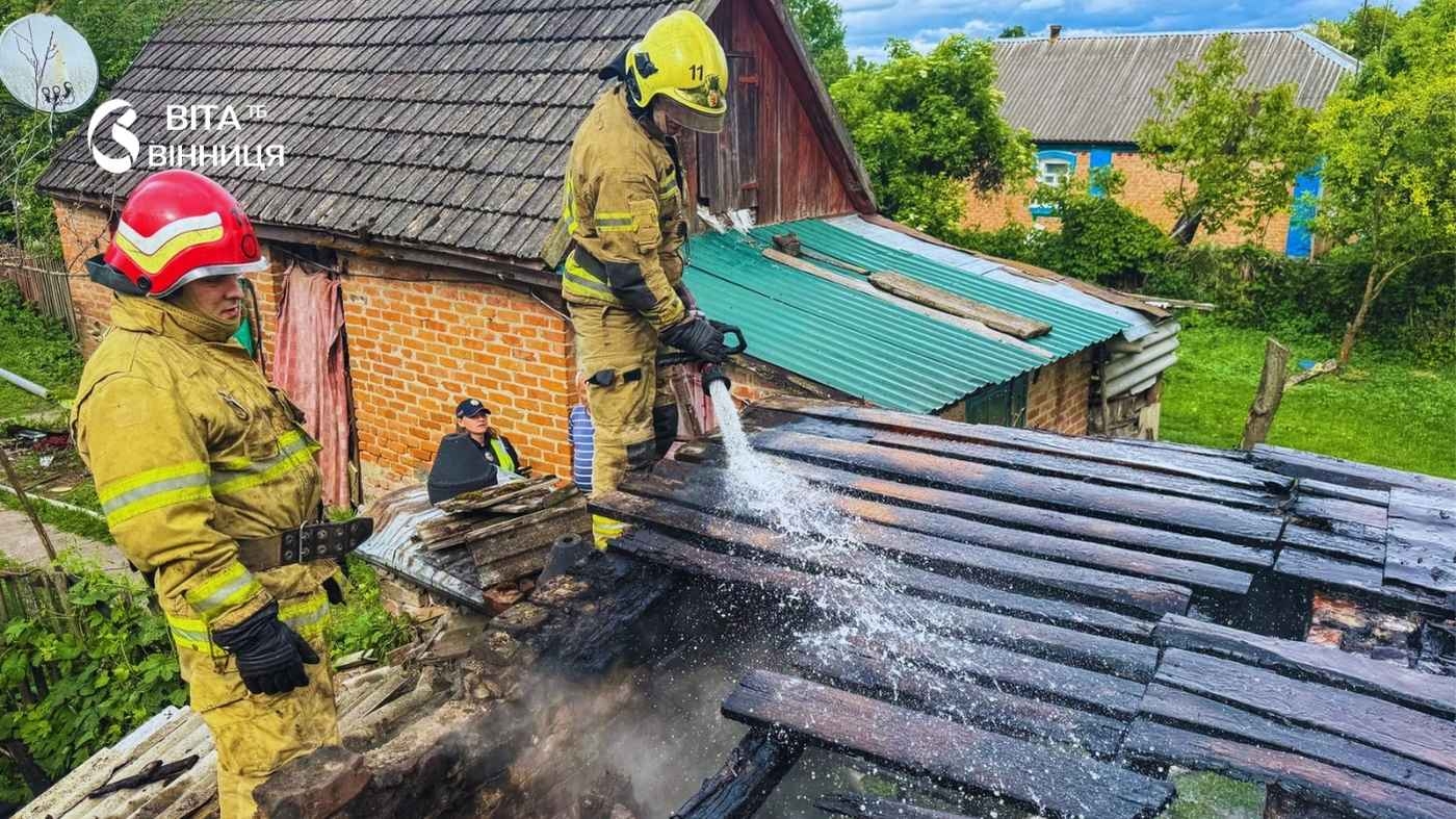 Горіли кухні та дахи: ніч на Вінниччині видалася «гарячою» для рятувальників
