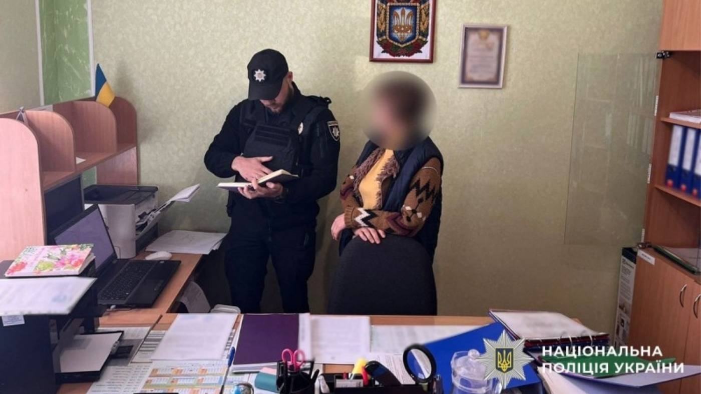 На Вінниччині правоохоронці викрили разючий факт експлуатації вразливих верств населення. У Тульчинському районі міграційна поліція затримала директорку одного з будинків-інтернатів, яка перетворила своїх підопічних на безкоштовну робочу силу. Про це 23 квітня інформує ВІТА ТБ, посилаючись на відділ комунікації поліції Вінницької області. За даними слідства, посадовиця налагодила схему примусового залучення людей з інвалідністю до тяжкої праці. Підопічних інтернату змушували виконувати господарські та сільськогосподарські роботи не лише в інтересах сторонніх установ, а й для приватних осіб, — йдеться у повідомленні. Деталі затримання та обшуків Працівники Тульчинського районного відділу поліції спільно з Управлінням міграційної поліції провели серію обшуків, у результаті яких директорку затримано. Під час слідчих дій правоохоронці вилучили низку доказів, що прямо підтверджують протиправну діяльність: мобільні телефони; медичну документацію та звіти; «чорнові» записи та облікові книги. Правові наслідки Наразі затриманій офіційно оголошено про підозру за ч. 2 ст. 149 Кримінального кодексу України (Торгівля людьми). Санкція цієї статті передбачає суворе покарання — позбавлення волі на строк від 5 до 12 років з можливою конфіскацією майна. Операція з викриття проводилася під процесуальним керівництвом Тульчинської окружної прокуратури за підтримки фахівців кримінального аналізу та оперативних служб ГУНП у Вінницькій області. Слідчі дії тривають.