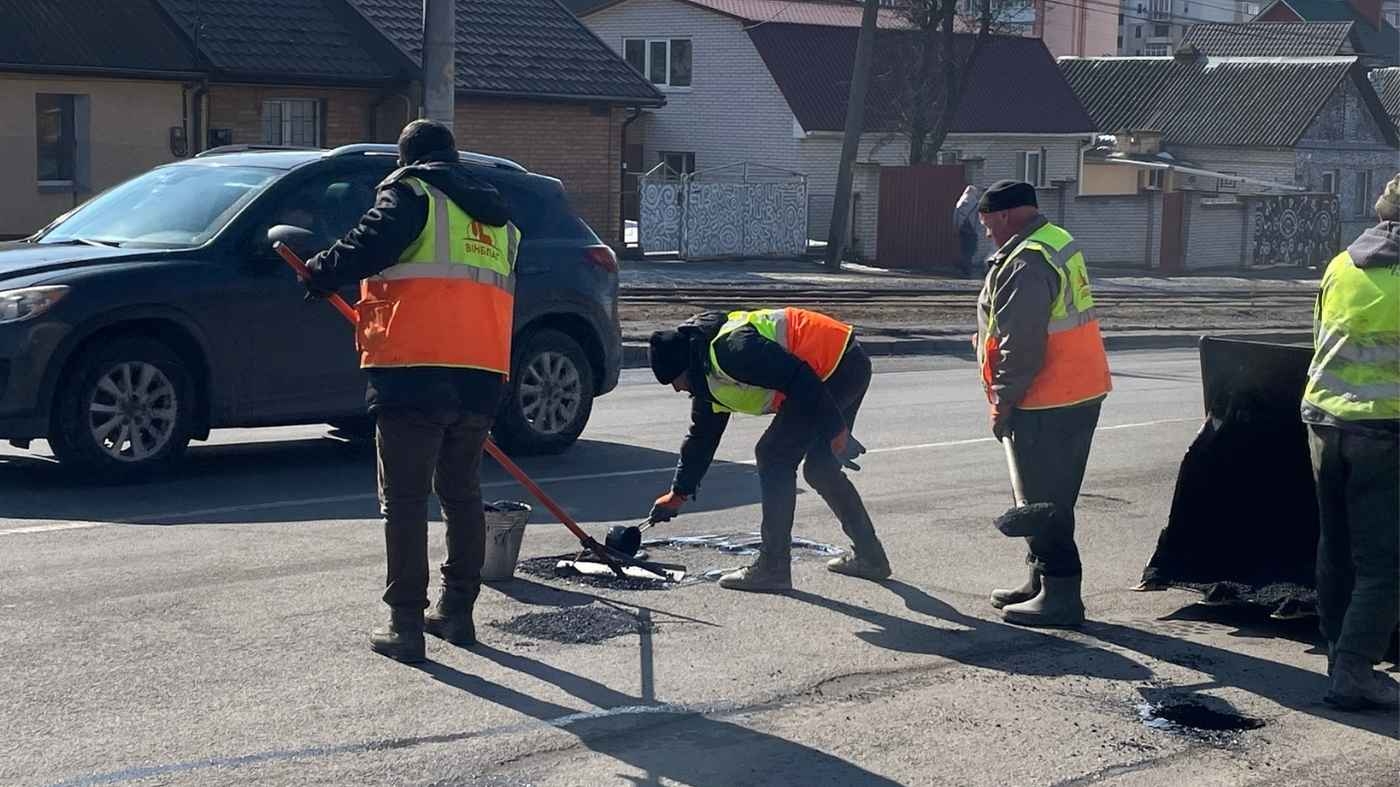 Кількість бригад, які виконують аварійний ремонт доріг у Вінниці, збільшили до семи