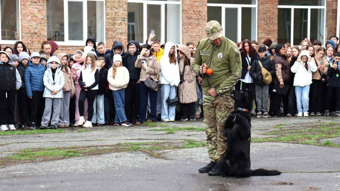 Кінологи, вибухотехніки й спецспорядження: вінницькі ліцеїсти опановували правила виживання