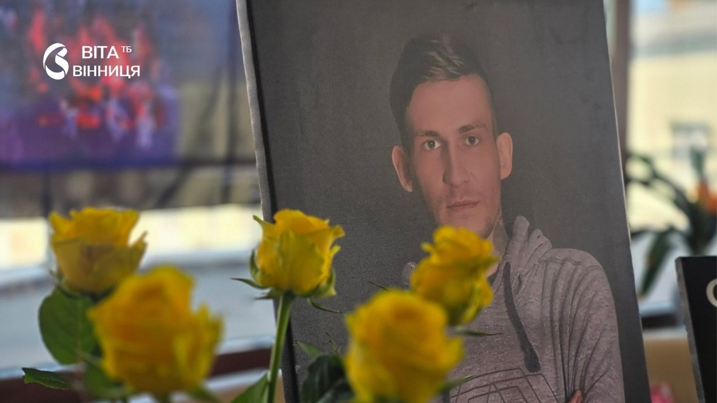 У вінницькій «Галереї ХХІ» відбулася знакова для міста подія — відкриття персональної виставки художниці Ганни Кісілішиної під назвою «47.82846°N 37.71093°E». Цей мистецький проєкт є глибокою присвятою захисникам Маріуполя та вшануванням пам'яті про страшний теракт у Оленівці. Про це інформує ВІТА ТБ, посилаючись на організаторів заходу. До приїзду у Вінницю експозицію вже побачили мешканці шести українських міст, — йдеться у повідомленні. Назва виставки — це не просто набір цифр, а точні географічні координати барака №200 в Оленівській колонії. Саме там внаслідок жорстокого теракту обірвалися життя українських військовополонених. Серед загиблих був і син авторки — боєць полку «Азов» Олексій Кісілішин. Церемонія відкриття була наповнена символізмом та живою пам'яттю. Музичний супровід заходу забезпечив Богдан Постніков, артист оркестру Вінницького обласного академічного музично-драматичного театру ім. М. Садовського, чия скрипка додала події особливого емоційного забарвлення. Поетичні рядки зачитувала другокурсниця театрального відділу Вінницького фахового коледжу мистецтв ім. М.Д. Леонтовича Ангеліна Миколайчук. Також до присутніх звернулися мистецтвознавиця Оксана Колесніченко та Людмила Шульга, яка представляє управління ветеранської політики Департаменту соціальної політики міськради. Історія створення цієї серії картин почалася під кураторством художника Олега Юрова. Поштовхом для Ганни Кісілішиної стала зустріч із побратимом її сина Олексія, якому вдалося повернутися з ворожого полону. Картини формують цілісний візуальний наратив, де ключовим моментом внутрішньої трансформації мисткині стала трагедія в Оленівці. Сама авторка зазначає, що після цих подій мистецтво набуло для неї принципово нового змісту, перетворившись на справжню життєву опору. Захід об'єднав багатьох людей: на відкритті були присутні вінничани та маріупольці, військові, які пройшли через полон, та матері, чиї сини навіки залишилися Героями Виставка триватиме у Вінниці до 30 травня. Всіх охочих долучитися до мистецького вшанування подвигу