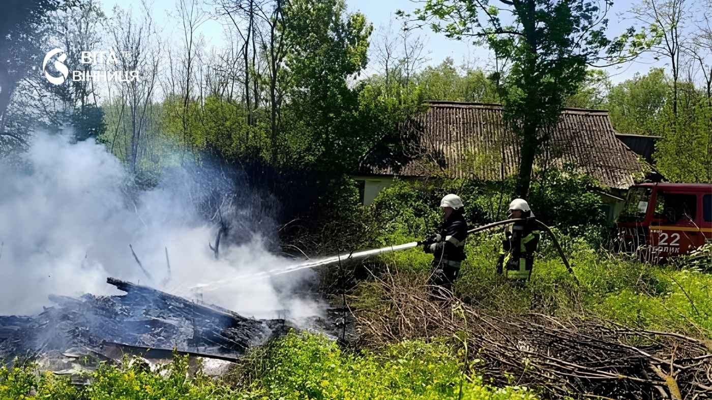 Коротке замикання та людська недбалість: на Вінниччині палали господарчі споруди та сіно