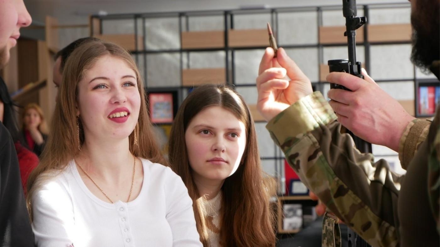 Курс підготовки до нацспротиву презентували ще двом вінницьким закладам освіти