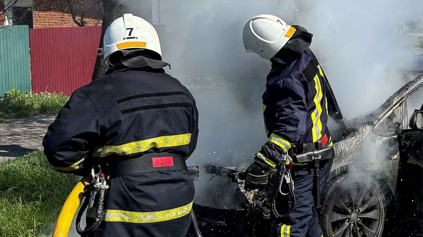 Машини у вогні та загроза будівлям: на Вінниччині за добу ліквідували п’ять пожеж