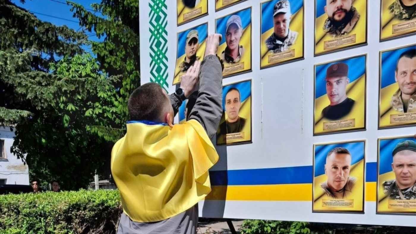 Мінус одне фото на «Алеї Надії»: як на Вінниччині зустрічали воїна, що вижив у полоні