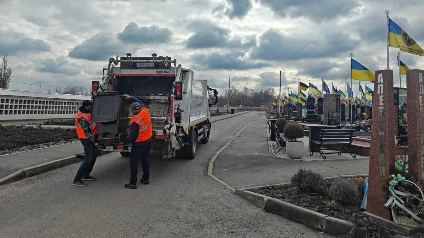 На Алеї Слави у Вінниці замінили прапори на могилах Героїв