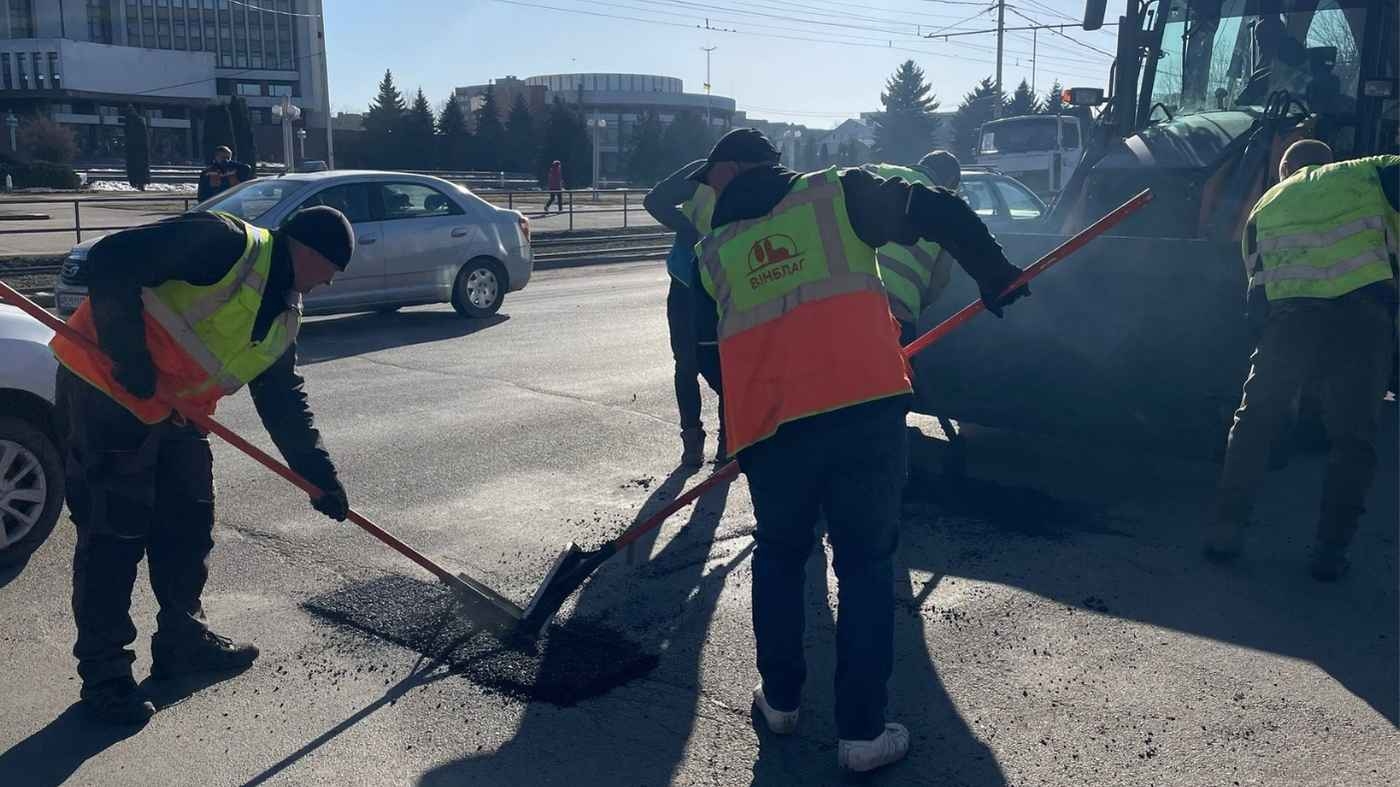 На аварійний ремонт вінницьких доріг 12 березня вийшли вісім бригад